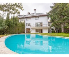 Lujosa villa a estrenar con piscina y jardín privado en Golf-Can Trabal (Sant