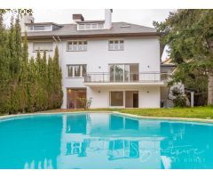 Lujosa villa a estrenar con piscina y jardín privado en Golf-Can Trabal (Sant