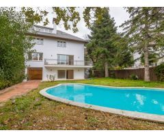 Lujosa villa a estrenar con piscina y jardín privado en Golf-Can Trabal (Sant
