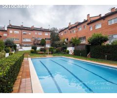 Adosada con jardín privado y piscina comunitaria en lEixample (Sant Cugat)