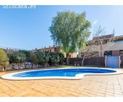 Adosada de grandes dimensiones y en perfecto estado de conservación en Mirasol