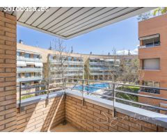 Práctico piso de 3 habitaciones en perfecto estado de conservación en Coll Favà