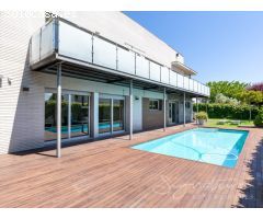 Lujosa unifamiliar a cuatro vientos con piscina y vistas de película en Can