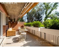Exclusiva planta baja de diseño contemporáneo con terraza privada en la