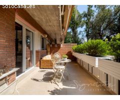 Exclusiva planta baja de diseño contemporáneo con terraza privada en la