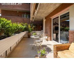 Exclusiva planta baja de diseño contemporáneo con terraza privada en la