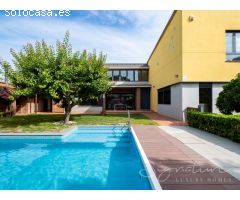 Fantástica unifamiliar a cuatro vientos con piscina y jardín privado a un paso
