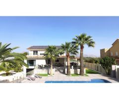 IMPRESIONANTE VILLA