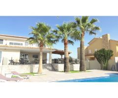 IMPRESIONANTE VILLA