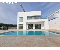 Encantadora Villa Independiente de Estilo Andaluz en El Rosario, Marbella