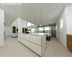 Encantadora Villa Independiente de Estilo Andaluz en El Rosario, Marbella