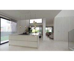 Encantadora Villa Independiente de Estilo Andaluz en El Rosario, Marbella