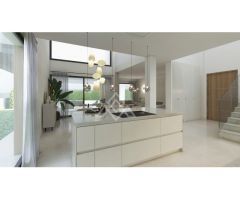 Encantadora Villa Independiente de Estilo Andaluz en El Rosario, Marbella