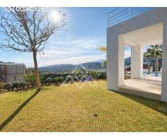 Villa de Ensueño para Golfistas con Vistas Panorámicas en Puerto del Almendro,
