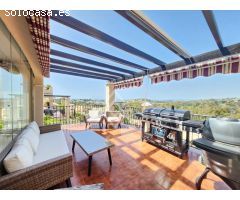 Espectacular ático dúplex con vistas panorámicas al mar en El Paraíso, Estepona