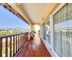 Espectacular ático dúplex con vistas panorámicas al mar en El Paraíso, Estepona