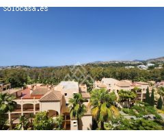 Espectacular ático dúplex con vistas panorámicas al mar en El Paraíso, Estepona