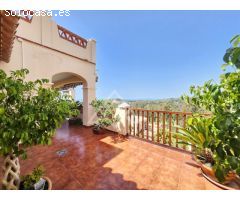 Espectacular ático dúplex con vistas panorámicas al mar en El Paraíso, Estepona