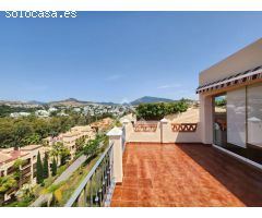 Espectacular ático dúplex con vistas panorámicas al mar en El Paraíso, Estepona