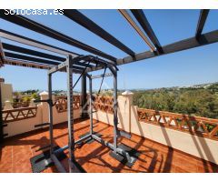 Espectacular ático dúplex con vistas panorámicas al mar en El Paraíso, Estepona