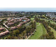 Espectacular ático dúplex con vistas panorámicas al mar en El Paraíso, Estepona