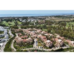 Espectacular ático dúplex con vistas panorámicas al mar en El Paraíso, Estepona