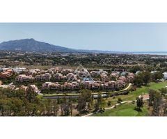 Espectacular ático dúplex con vistas panorámicas al mar en El Paraíso, Estepona