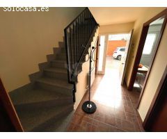 Chalet junto a las piscinas municipales con dormitorio en planta baja