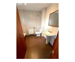 Chalet junto a las piscinas municipales con dormitorio en planta baja