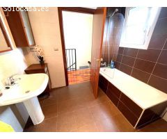 Chalet junto a las piscinas municipales con dormitorio en planta baja
