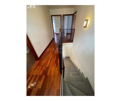 Chalet junto a las piscinas municipales con dormitorio en planta baja