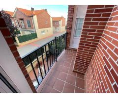 Chalet junto a las piscinas municipales con dormitorio en planta baja