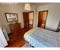Chalet junto a las piscinas municipales con dormitorio en planta baja