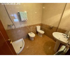 Chalet junto a las piscinas municipales con dormitorio en planta baja