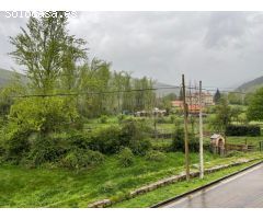 Apartamento todo exterior con terraza de unos 14 m2 a lo largo de la vivienda