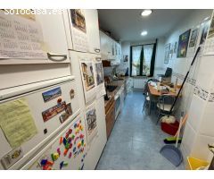 Apartamento todo exterior con terraza de unos 14 m2 a lo largo de la vivienda