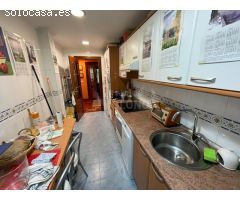 Apartamento todo exterior con terraza de unos 14 m2 a lo largo de la vivienda