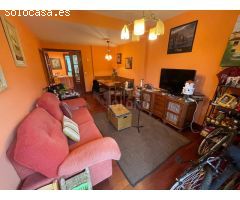 Apartamento todo exterior con terraza de unos 14 m2 a lo largo de la vivienda