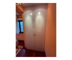Apartamento todo exterior con terraza de unos 14 m2 a lo largo de la vivienda