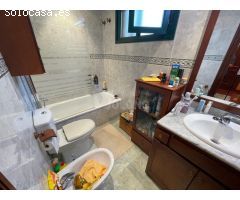 Apartamento todo exterior con terraza de unos 14 m2 a lo largo de la vivienda