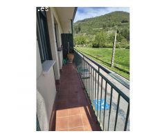 Apartamento todo exterior con terraza de unos 14 m2 a lo largo de la vivienda