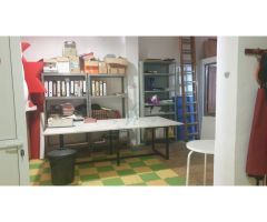 Se vende local en Tavernes Blanques, zona centro.