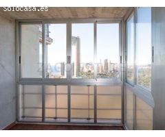 Se vende exclusivo piso con impresionantes vistas al mar y la ciudad