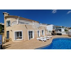Villa con Espectaculares Vistas al Mar en Cumbre del Sol