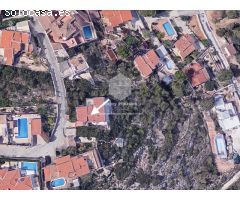 Exquisita Villa con Vistas Panorámicas al Mar y Potencial de Renovación