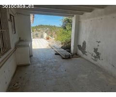 Exquisita Villa con Vistas Panorámicas al Mar y Potencial de Renovación