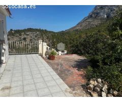 Exquisita Villa con Vistas Panorámicas al Mar y Potencial de Renovación