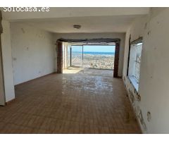 Exquisita Villa con Vistas Panorámicas al Mar y Potencial de Renovación