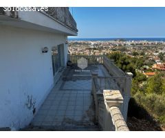 Exquisita Villa con Vistas Panorámicas al Mar y Potencial de Renovación