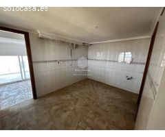 Exquisita Villa con Vistas Panorámicas al Mar y Potencial de Renovación